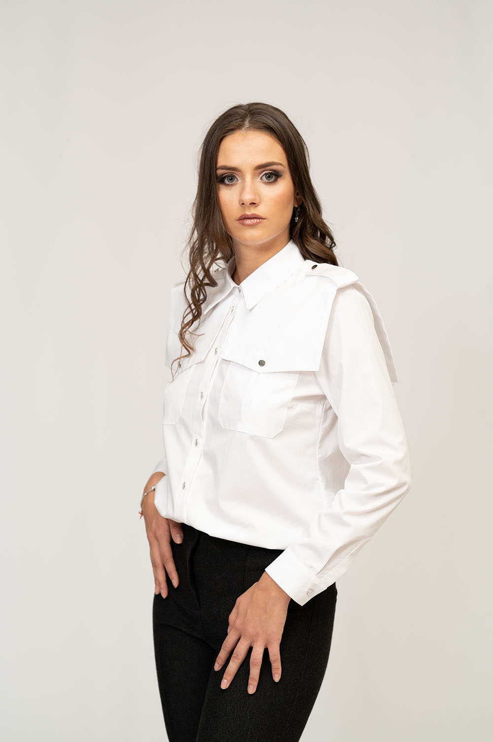 Бела памучна кошула за жени - висок квалитет, елегантен дизајн